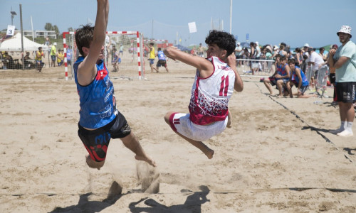 Els juvenils es queden a les portes dels quarts de final en el primer torneig del Tour Català de Handbol Platja